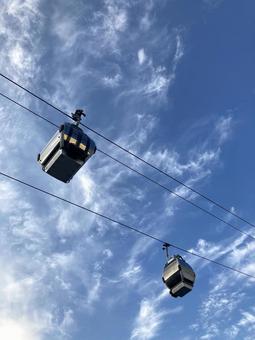 青空と雲と横浜エアキャビン 青空と雲と横浜エアキャビン 横浜エアキャビン,エアキャビン,ゴンドラの写真素材