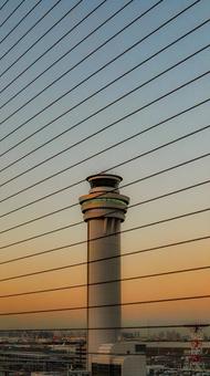 夕暮れに染まる管制塔 夕暮れに染まる管制塔 管制塔,夕暮れ,空の写真素材