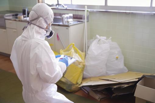 防護服で作業する特殊清掃員 防護服で作業する特殊清掃員 特殊清掃,清掃作業,清掃サービスの写真素材