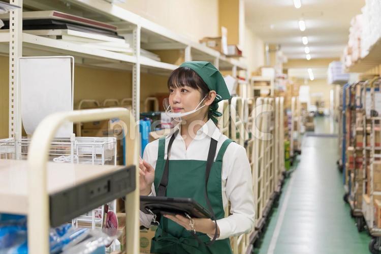 スーパーの裏方で働く人々 スーパー,スーパーマーケット,バックヤードの写真素材