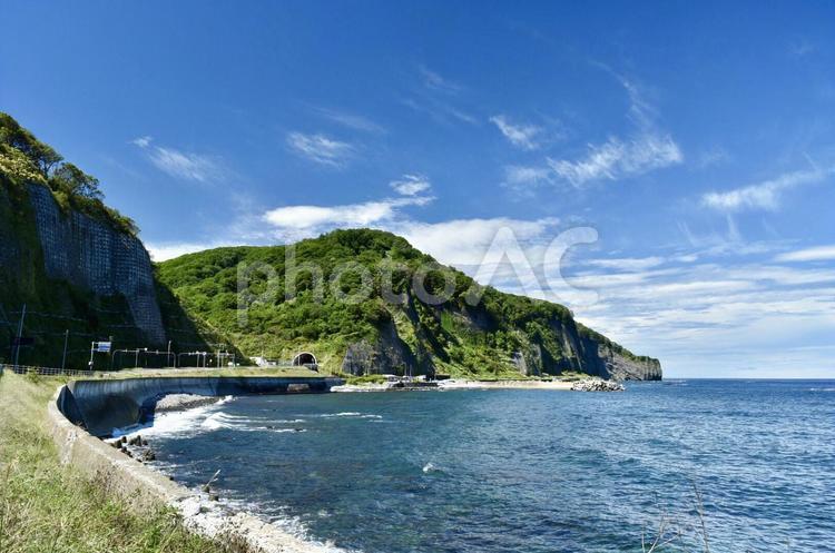 空の青と海の青 北海道,山,岩の写真素材