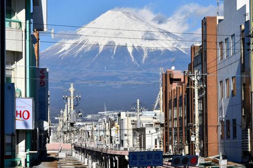 富士駅前から見る富士山 富士駅前から見る富士山 富士山,富士駅,商店街の写真素材