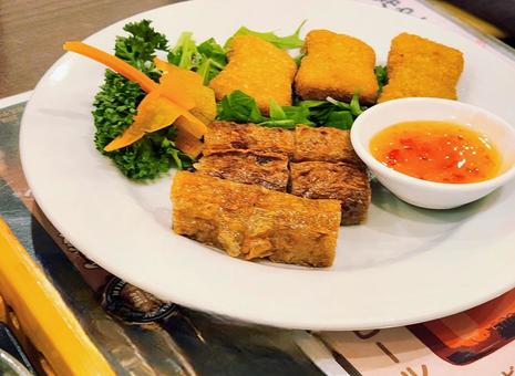 揚げ物皿(斜め) 揚げ物皿(斜め) 揚げ物,ナゲット,葉物野菜の写真素材