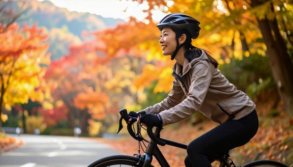 ロードバイクでサイクリングする女性の写真