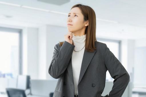 考えごとをする女性・ビジネスウーマン 女性,考える,悩むの写真素材