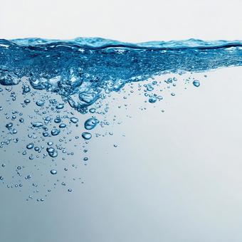 清涼感あふれる、泡立つ水のクローズアップ 清涼感あふれる、泡立つ水のクローズアップの写真