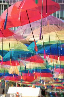 夏祭りのカラフルな傘 夏祭りのカラフルな傘 傘,雨傘,カサの写真素材