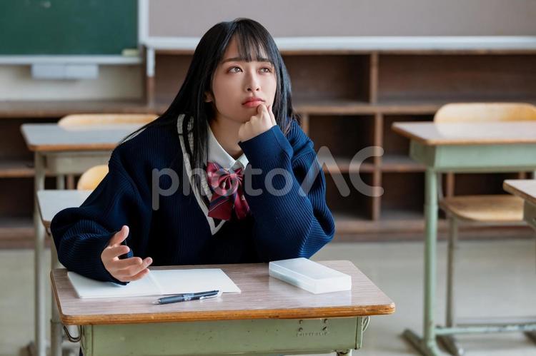 受験勉強中に悩む女子高校生 女性,女子高,高校生の写真素材