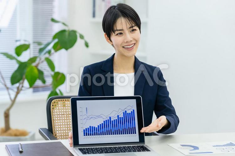 アドバイスするコンサルタントの日本人女性 コンサルタント,コンサルティング,受付の写真素材
