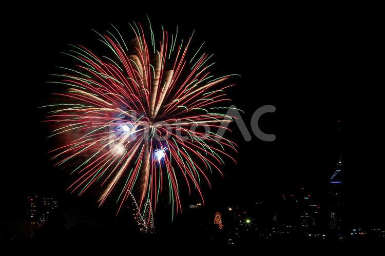 夜景の街並みと煌めく打ち上げ花火 花火,打ち上げ花火,打上花火の写真素材