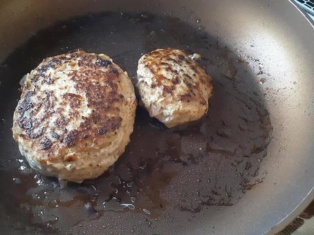 ハンバーグ 食事,フライパン,家ごはんの写真素材