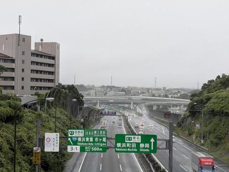 白露前の雨の朝の東名横浜青葉JCT付近 東名高速道路,横浜青葉ジャンクション,横浜青葉インターチェンジの写真素材