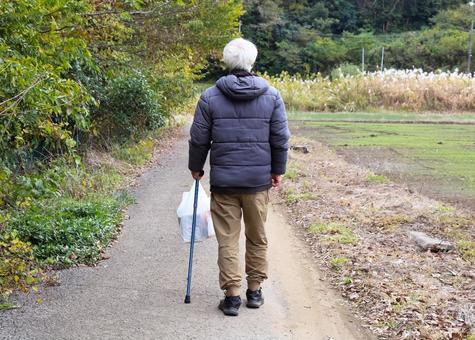 買い物帰りの老人の後姿 老後,買い物,後姿の写真素材