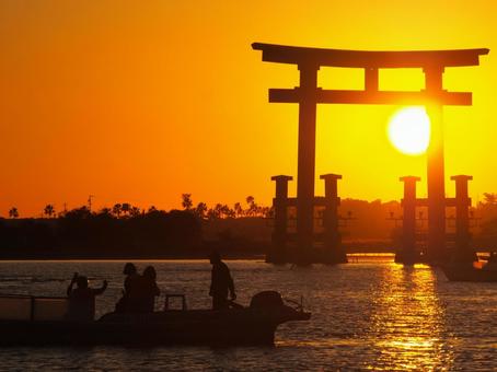 船から覗く弁天島の夕日 海,空,シルエットの写真素材