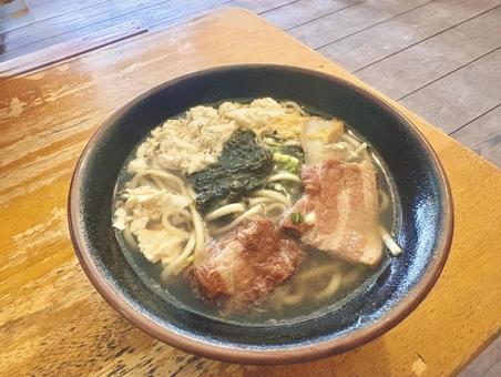 アーサーとゆし豆腐が入った沖縄そば アーサーとゆし豆腐が入った沖縄そば 沖縄そば,ソーキそば,沖縄料理の写真素材
