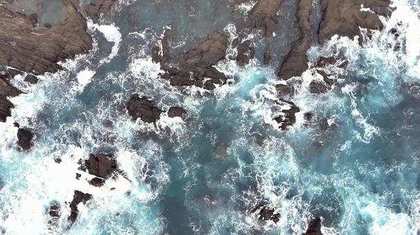 岩場に打ち付ける波 空撮 岩場に打ち付ける波 空撮 海,波,岩の写真素材