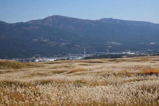すすきの高原の街並みと山並みと青空の風景 すすき,高原,街並みの写真素材