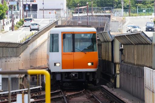 新石切駅に入線する夢洲駅行きの電車 新石切駅に入線する夢洲駅行きの電車の写真