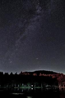 美女ヶ池の夜空1 美女ヶ池の夜空1 星空,天の川,銀河の写真素材