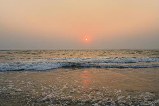 ゴア ユトーダ・ビーチ 夕日 ゴア ユトーダ・ビーチ 夕日 インド,外国,空の写真素材