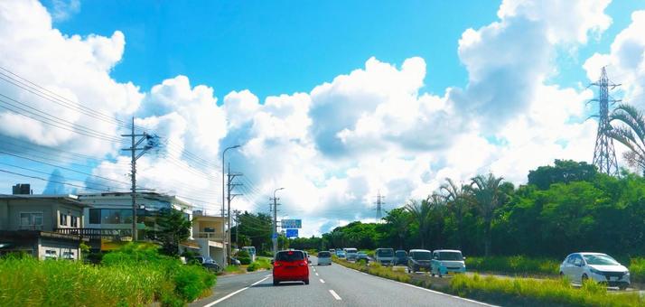 車窓からの入道雲 車窓からの入道雲 街路樹,道路,車の写真素材