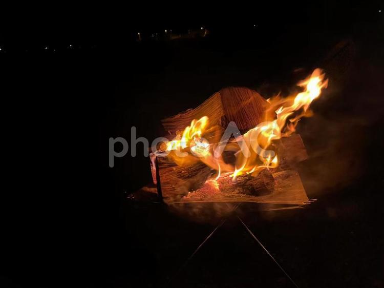 夜の焚き火 焚き火,炎,薪の写真素材