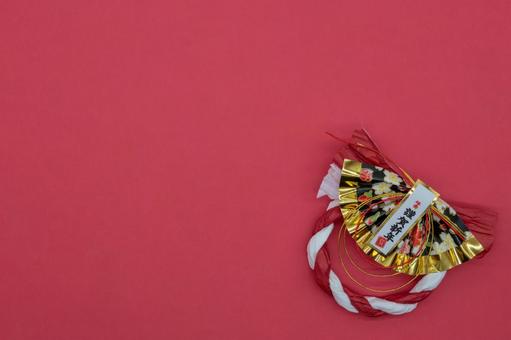 赤背景に置かれた水引と扇子の正月飾り 水引,正月飾り,正月の写真素材