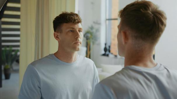 鏡を見ている男性 男性,外国人,欧米人の写真素材