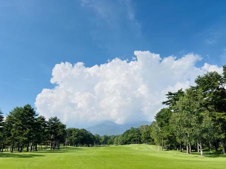 山並みと雲が美しいゴルフコース 山並みと雲が美しいゴルフコース ゴルフ場,ゴルフコース,グリーンの写真素材