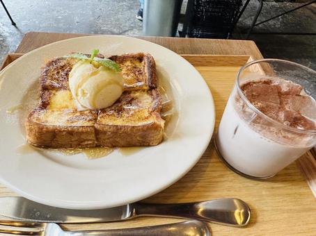 フレンチトーストとドリンクのカフェセット フレンチトーストとドリンクのカフェセット フレンチトースト,アイス添え,デザートの写真素材