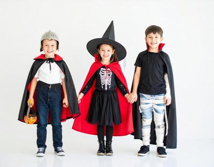 ハロウィン仮装を楽しむ3人の子供たち ハロウィン仮装を楽しむ3人の子供たちの写真