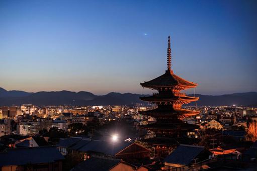 Yasaka Tower "Kyoto Sightseeing" illuminated with magic hour, kyoto, turm von yasaka, magische stunde, JPG