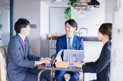 お酒を飲みながら話すビジネスパーソン お酒を飲みながら話すビジネスパーソン 少人数,打ち上げ,アルコールの写真素材