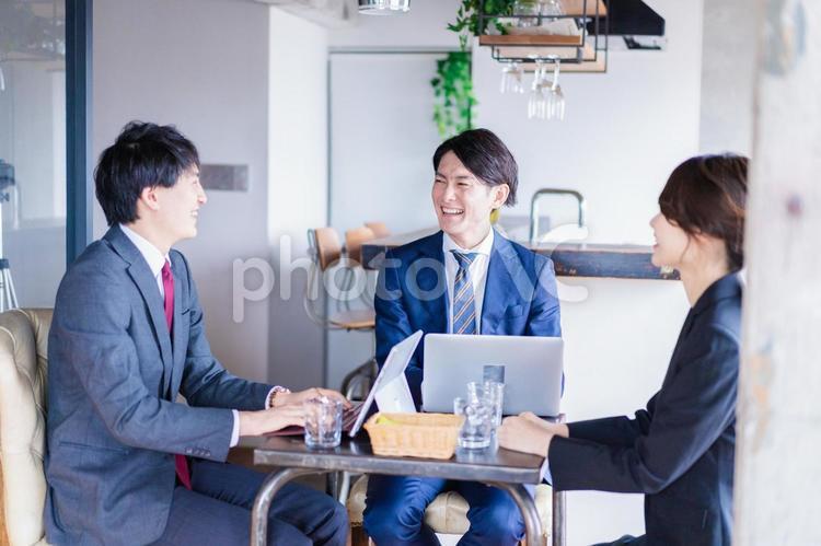 お酒を飲みながら話すビジネスパーソン 少人数,打ち上げ,アルコールの写真素材