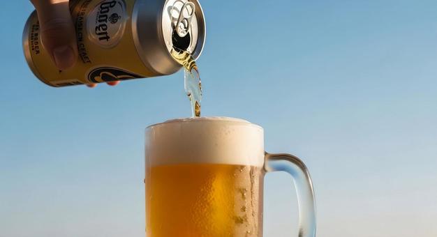 夏空の下 缶ビールをジョッキに注ぐ瞬間 夏空の下 缶ビールをジョッキに注ぐ瞬間の写真