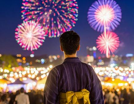 浴衣の男性が打ち上げ花火を見ている 浴衣の男性が打ち上げ花火を見ているの写真