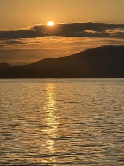 雲間からおはよう 雲,空,海の写真素材