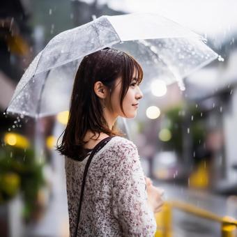 梅雨に傘をさす女性 梅雨に傘をさす女性の写真
