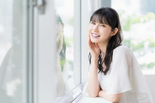 リビングでスキンケアをするミドルの女性 ビューティー,スキンケア,女性の写真素材