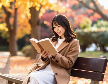 公園で読書をする女性1の写真