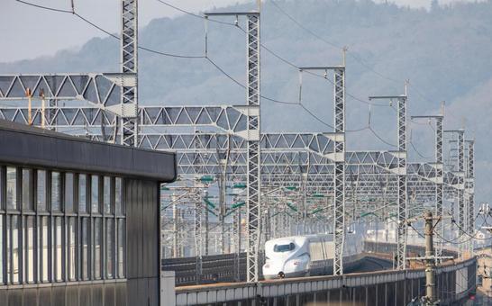 三原駅を通過した山陽新幹線N700系車両 三原駅を通過した山陽新幹線N700系車両の写真