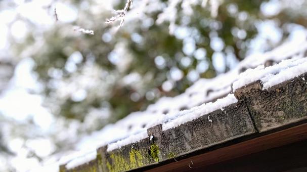 雪が積もる瓦屋根 雪が積もる瓦屋根の写真