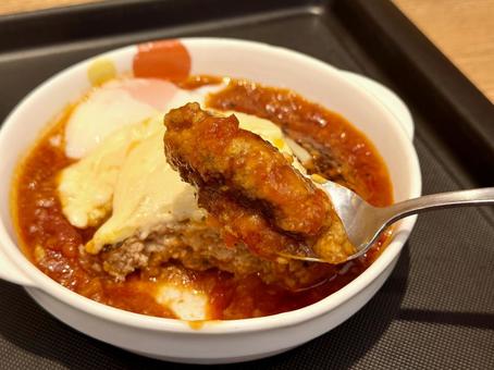 トマト煮込みハンバーグ　チーズ乗せ ハンバーグ,トマト,温泉卵の写真素材