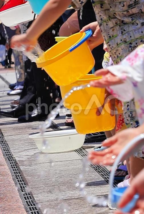 ７月下旬のサンポート高松の打ち水大作戦 打ち水,手,水の写真素材