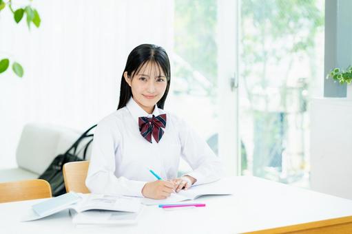 自宅で勉強をする女子高生 自宅で勉強をする女子高生の写真