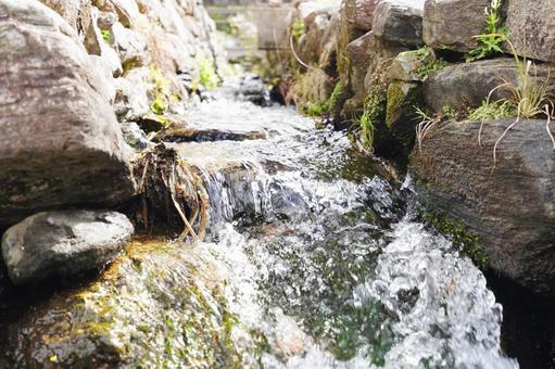 福岡 秋月 通りを流れる用水路2 福岡 秋月 通りを流れる用水路2 用水路,水路,水の写真素材