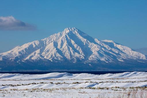 海岸から望む冬の利尻岳 海岸から望む冬の利尻岳 雪山,利尻岳,北海道の写真素材