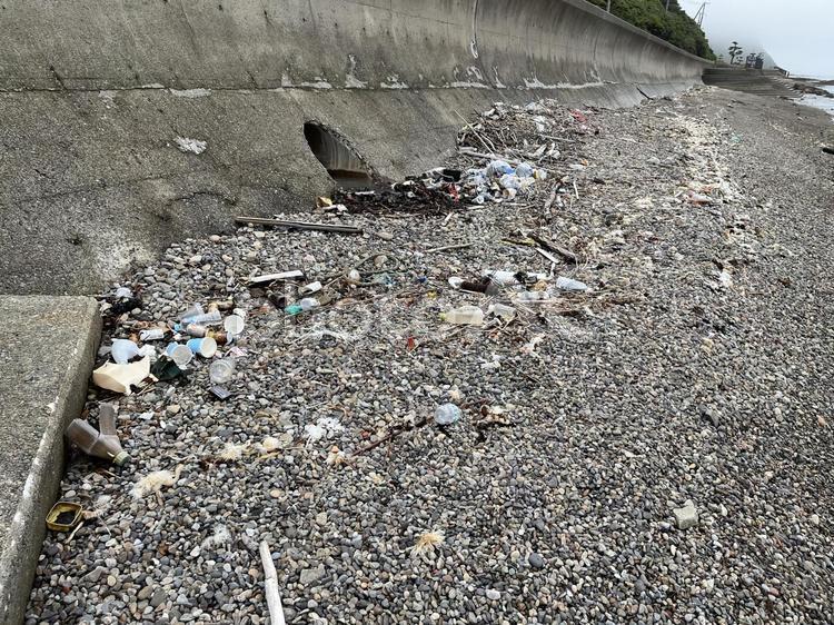 海岸に溜まるゴミ 海,霧,曇天の写真素材
