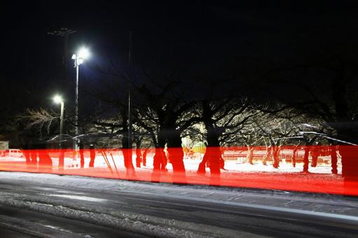函館五稜郭公園の冬の夜の車のライト 函館五稜郭公園の冬の夜の車のライトの写真