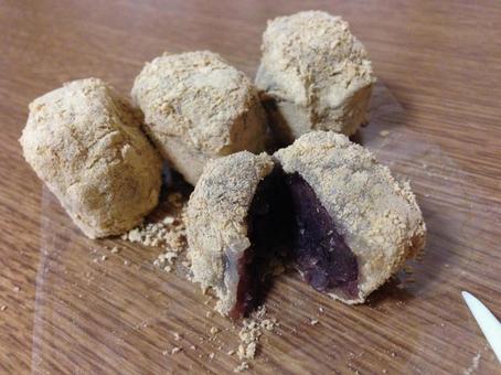 Thinly-skinned, bite-sized rice cakes filled with soybean flour and red bean paste, JPG